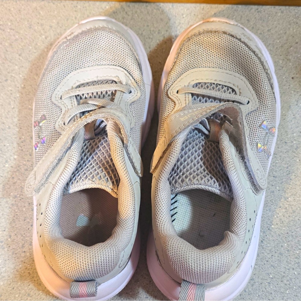 Under Armour Assert 10 Kids Gray/White Hook & Loop Sneakers, Missing One Insole